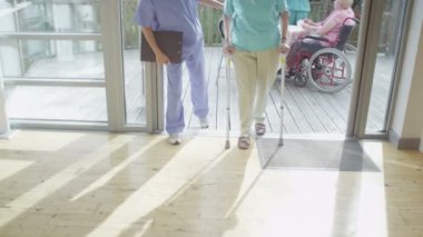 yürümeyi hemşire yardımcı hasta