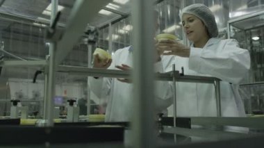 İlaç kalite kontrol personeli