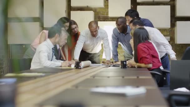 Business group hjärnan stormningen i ett möte — Stockvideo