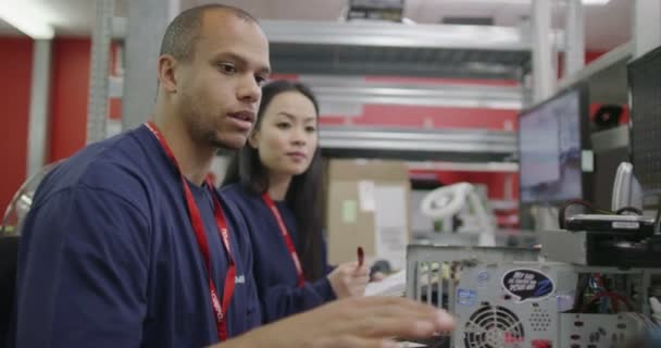 Travailleurs travaillant sur les tests informatiques — Video