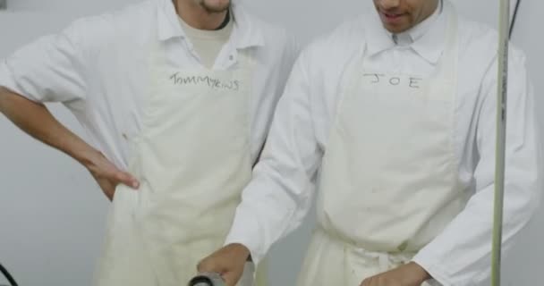 Trabalhadores numa fábrica de transformação de produtos do mar — Vídeo de Stock