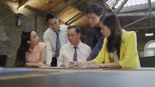 Equipe de negócios trabalhando no escritório — Vídeo de Stock