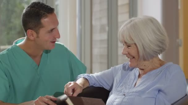 Медсестра надає підтримку літнім пацієнтам — стокове відео