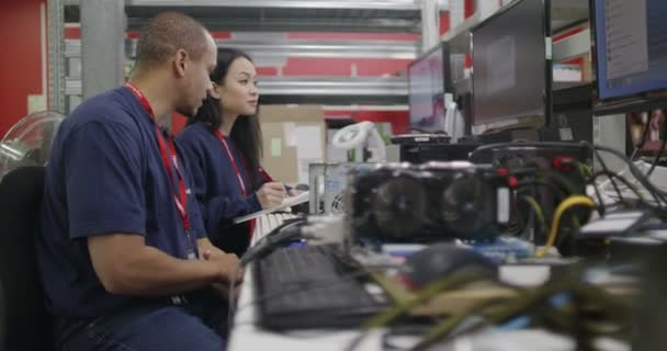 İşçilerin bilgisayar test çalışma — Stok video
