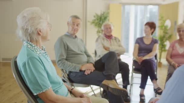 Pessoas em sessão de terapia de grupo — Vídeo de Stock