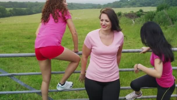 Friends taking a break during fitness — Stock Video