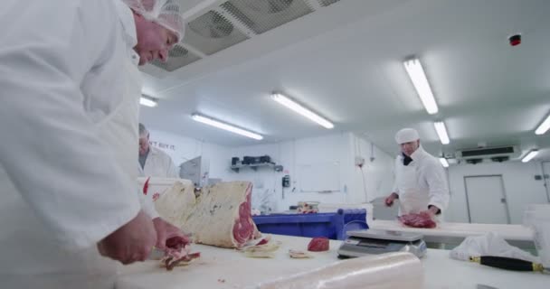 Мясники режут косяк мяса — стоковое видео