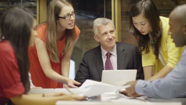 Gruppo di lavoro creativo in una riunione — Video Stock