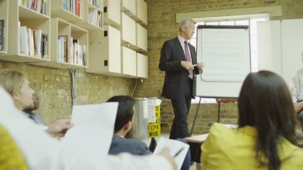 Grupo empresarial ouvindo empresário — Vídeo de Stock