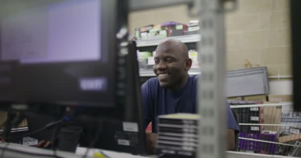 Male worker in an electronics factory — Stock Video