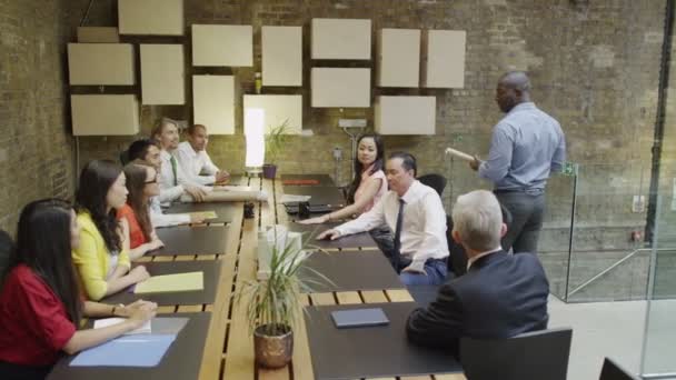 Equipo empresarial en la reunión de la sala de juntas — Vídeos de Stock