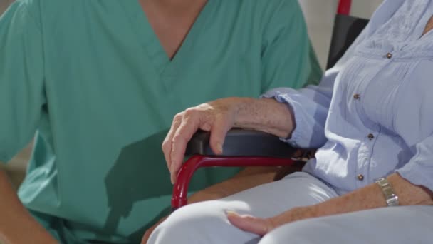 Infirmière aidant un patient âgé — Video