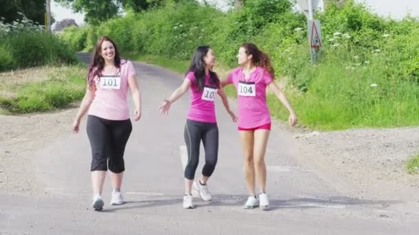 Női meg fut a vidéken — Stock videók