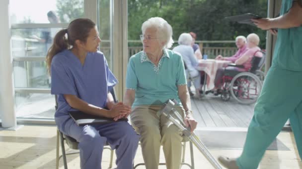 Yaşlı hasta için destek veren hemşire — Stok video