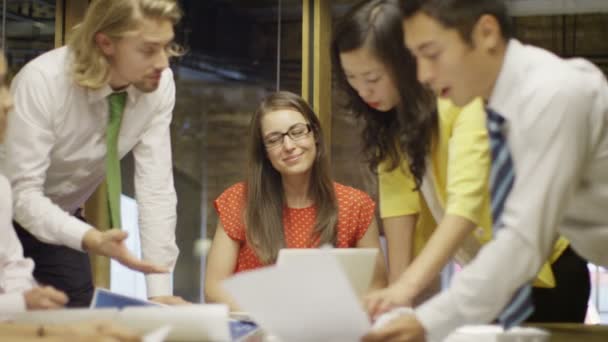 Grupo empresarial creativo en una reunión — Vídeo de stock