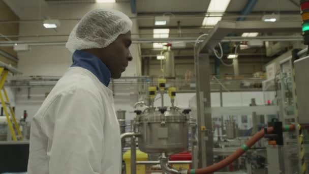 Arbeiter bedienen Maschinen in Fabrik — Stockvideo