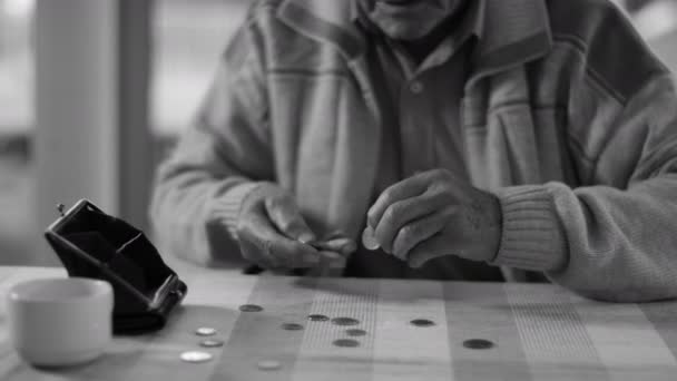 Senior man trying to count out coins — Stock Video