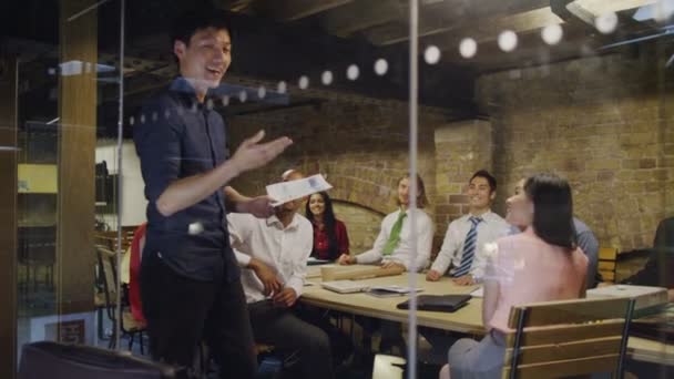 Бізнес-група аплодує спікеру — стокове відео