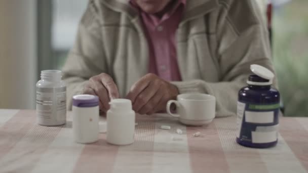 Uomo anziano prendendo pillole — Video Stock