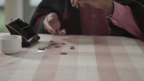 Senior man trying to count out coins — Stock Video