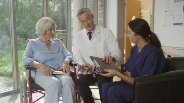 Doctor y enfermera discutiendo notas médicas — Vídeo de stock