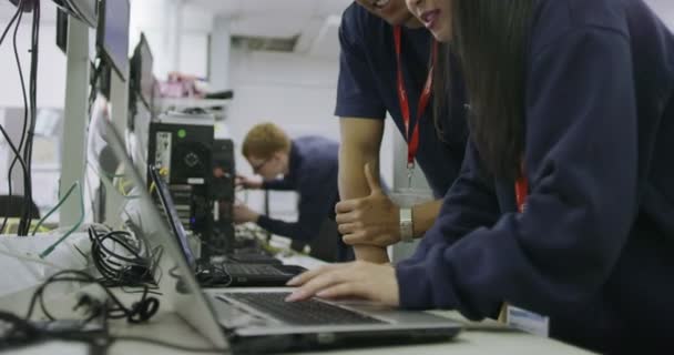 Работники, работающие над компьютерным тестированием — стоковое видео