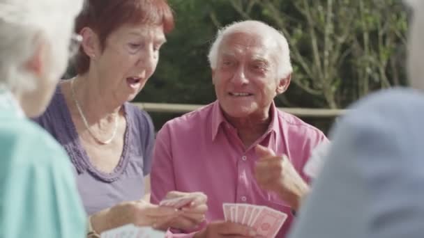 Freunde beim Kartenspielen — Stockvideo