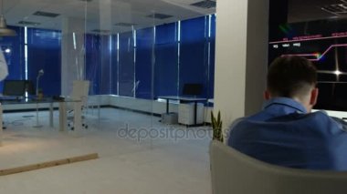 4k işadamı, fütüristik office sanal gerçeklik kulaklık ile etkileşim gösteren finansal bilgi ve animasyonlu grafik bilgisayar ekranları