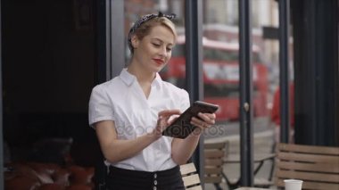 4 k gülen bar veya kafe sahibi dijital tablet kullanma