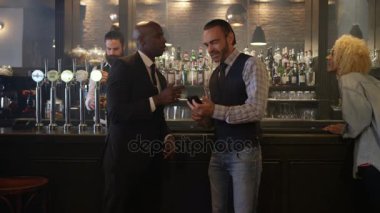 Erkek arkadaş sohbet ve içki servisi trendy şehir barda barmen.