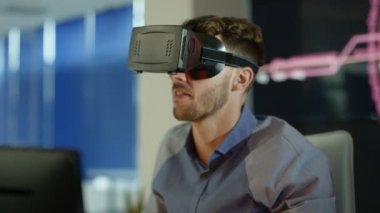 4 k işadamı veya arka planda animasyonlu grafik ile onun masasında oyun giyen sanal gerçeklik Görüntüleyicisi