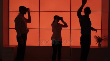4 k iş takım içinde trying dışarı sanal reality izleyiciler kırmızı zemin üzerine siluet