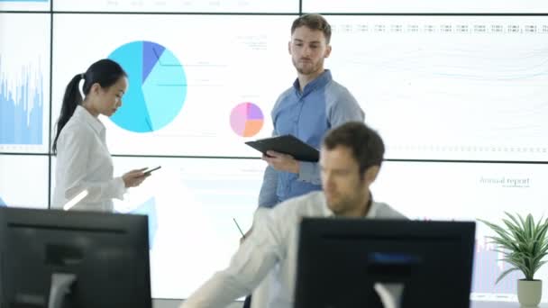 Equipo Negocios Discusión Mirando Datos Financieros Computadora Video Wall — Vídeos de Stock