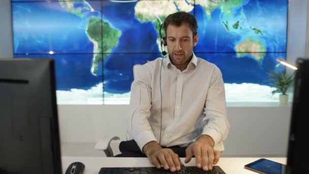 Empresario Conversando Través Auriculares Con Gran Gráfico Mapas Del Mundo — Vídeo de stock