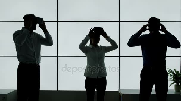 在剪影中尝试虚拟现实查看器的业务团队白色背景 — 图库视频影像