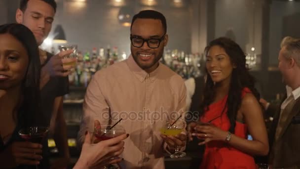 Barman Servir Des Boissons Foule Heureuse Jeune Fête Dans Bar — Video