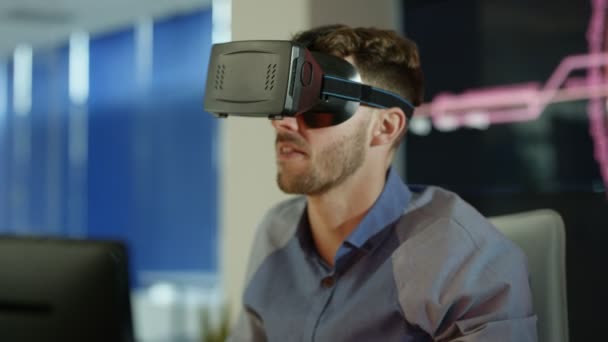 Empresário Jogador Vestindo Visualizador Realidade Virtual Sua Mesa Com Gráfico — Vídeo de Stock