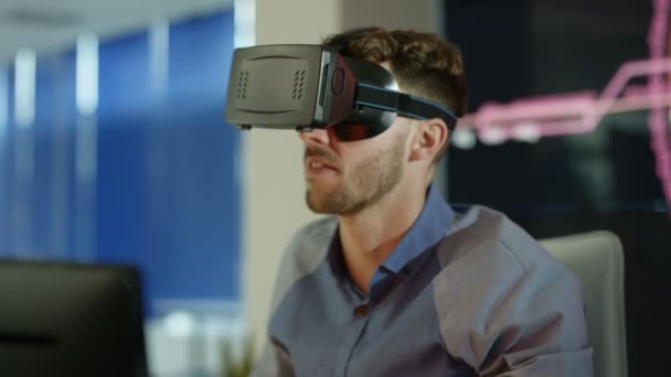 Empresario Jugador Con Visor Realidad Virtual Escritorio Con Gráfico Animado — Vídeos de Stock