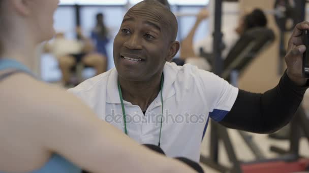 Retrato Entrenador Personal Sonriente Supervisando Cliente Gimnasio Moderno — Vídeos de Stock