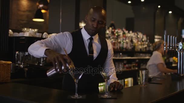 Bartender Preparando Coquetéis Frescos Para Clientes Bar Cidade Videoclipe