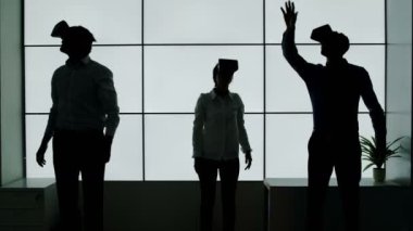 4 k iş takım siluet sanal reality izleyiciler beyaz arka plan üzerinde çalışıyor