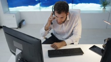 4k konuşmayı kulaklýklý mikrofon setini en büyük dünya harita grafik üzerinden video duvara işadamı
