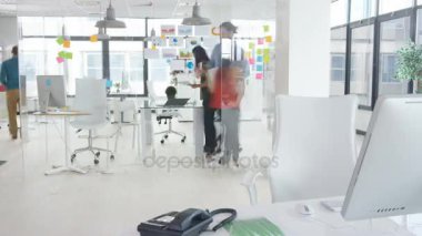 4 k zaman atlamalı meşgul rahat iş takım çalışması ve modern ofisindeki beyin fırtınası