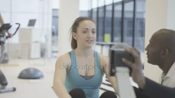 Mladá Skupina Cvičit Tělocvičně Fitness Instruktor Dohled Nad — Stock video