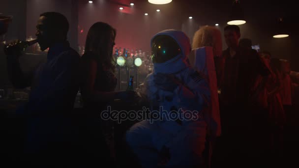 Funny Astronaut Relaxing Nightclub Drinking Beer Blending Crowd — Stock Video