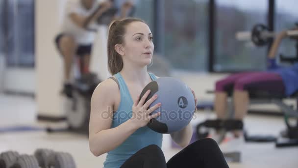 Attraktive Gesunde Frau Trainiert Mit Medizinball Fitnessstudio — Stockvideo