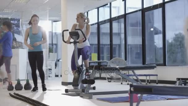 Groupe Ajustement Travaillant Dans Salle Gym Écran Vidéo Montrant Scène — Video