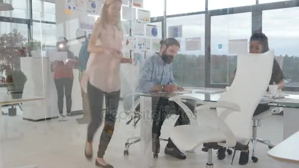 Zeitraffer Beschäftigt Casual Business Team Arbeit Und Brainstorming Modernen Büro — Stockvideo