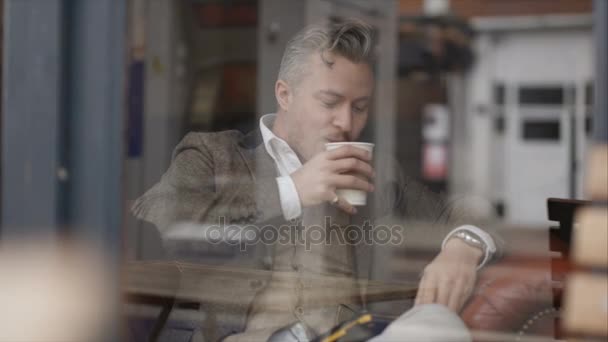 Uomo Seduto Solo Nel Caffè Con Tablet Caffè — Video Stock