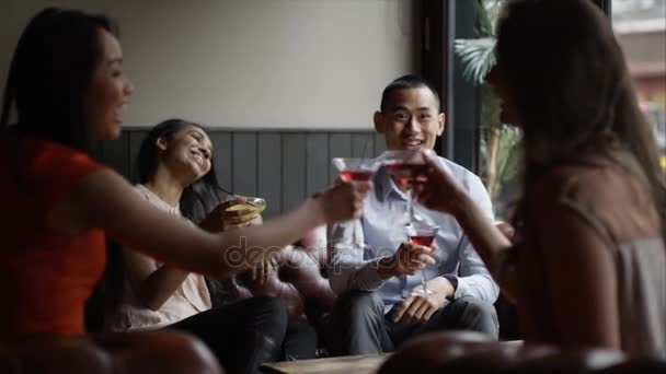 Amigos Relaxantes Bar Com Bebidas — Vídeo de Stock